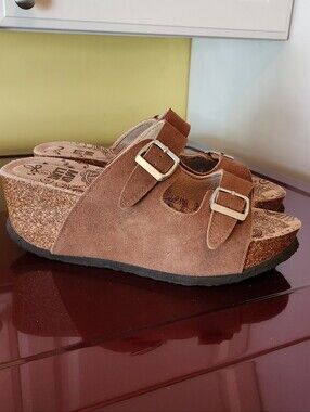 MUK LUKS Wedge Sandals Womens Size 8 / tan / EUC